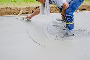 コンクリ土間打ちをする人